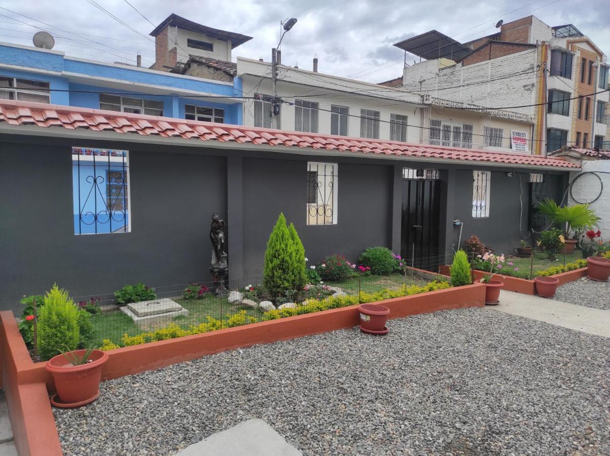 Hostal Los Lirios Loja Exterior photo