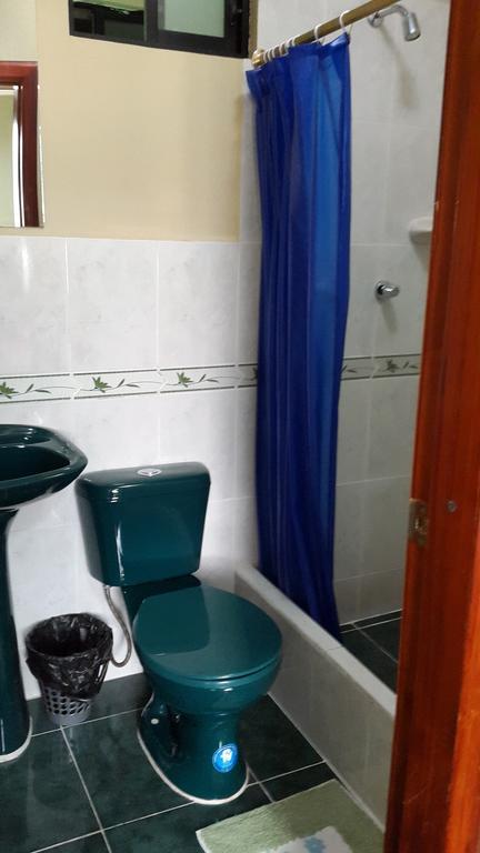 Hostal Los Lirios Loja Exterior photo