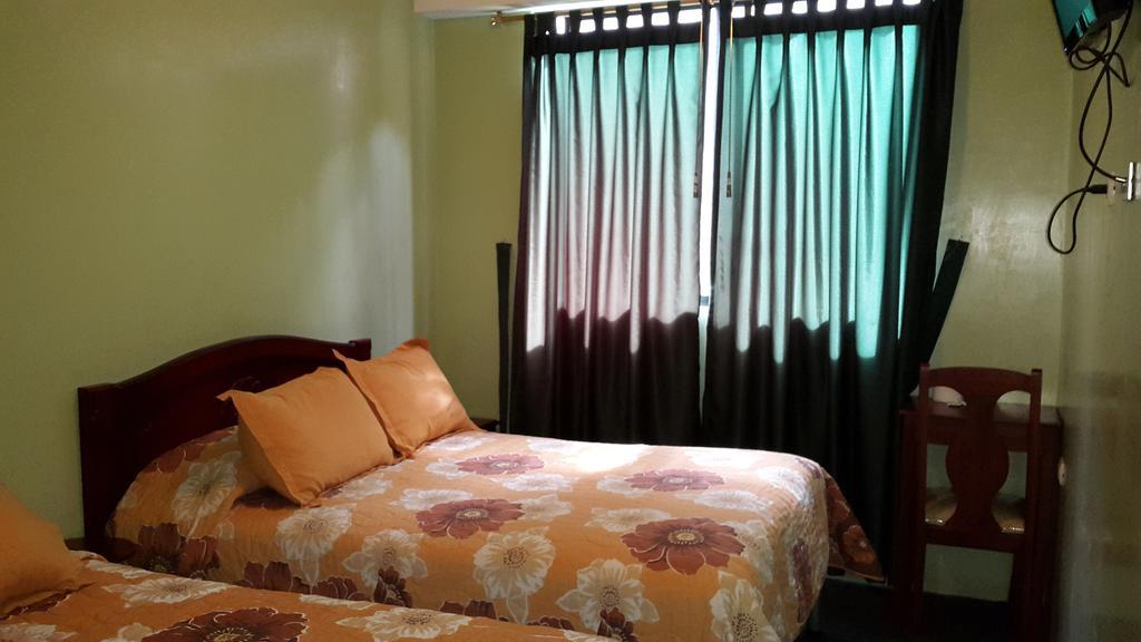 Hostal Los Lirios Loja Exterior photo