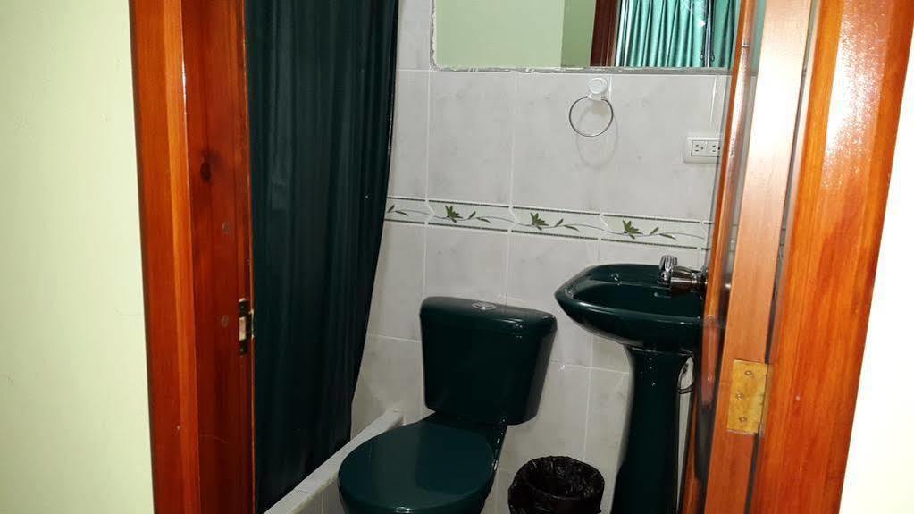 Hostal Los Lirios Loja Exterior photo