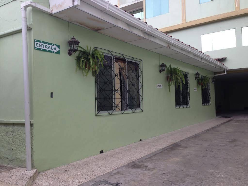 Hostal Los Lirios Loja Exterior photo