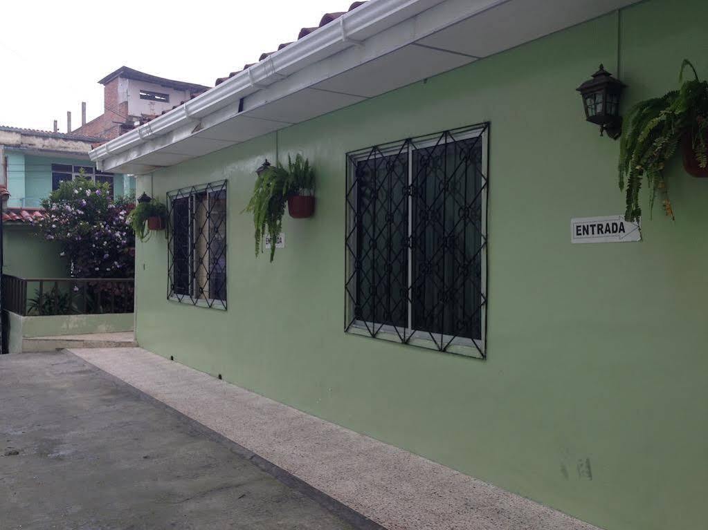 Hostal Los Lirios Loja Exterior photo